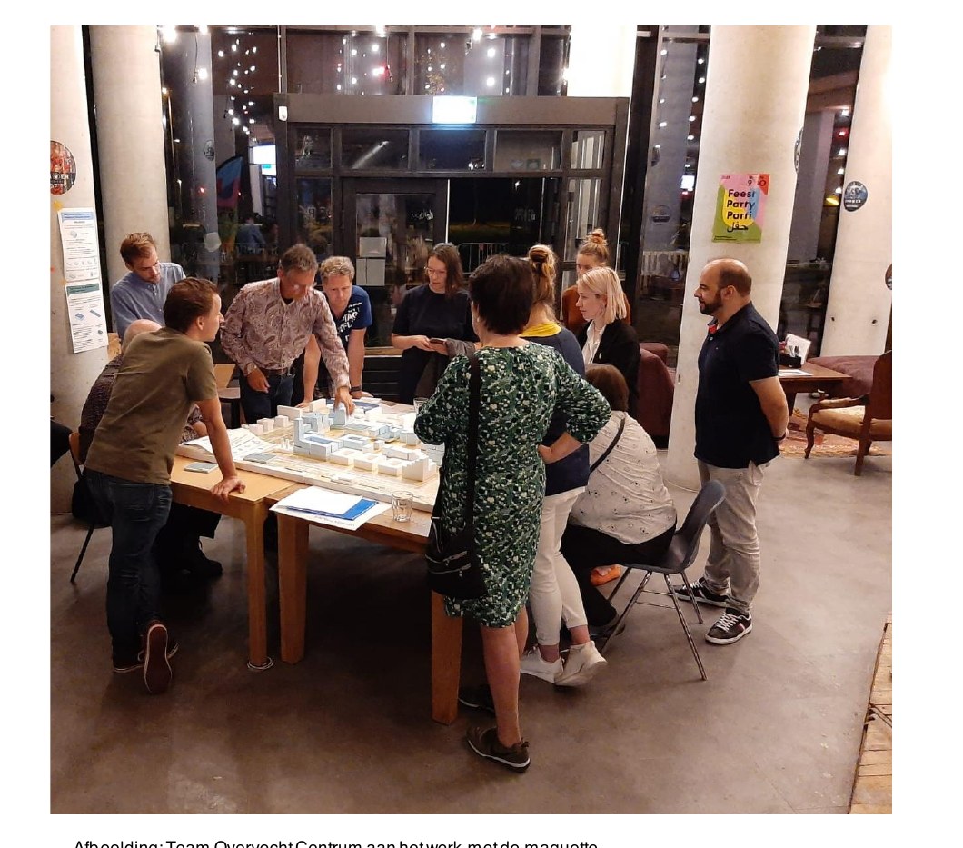 Team Overvecht Centrum aan het werk met de maquette, zomer 2022. Bron: Naslagwerk Masterplanproces Overvecht Centrum, Fase Schetsen (Gemeente Utrecht / Kernteam Overvecht Centrum, januari 2023)